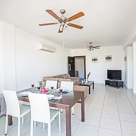 Pernera Dyo - Modern 2 Bedroom Pernera With Communal Pool - Close To Amenities * Protaras