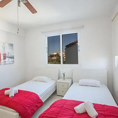Pernera Dyo - Modern 2 Bedroom Pernera With Communal Pool - Close To Amenities